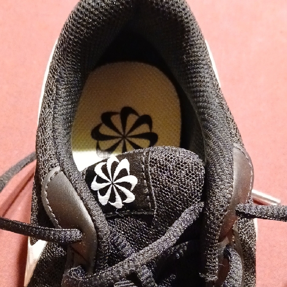 Nike Women's Black and White Sneakers NWT...retail 56.00. Size 6 - Picture 5 of 5